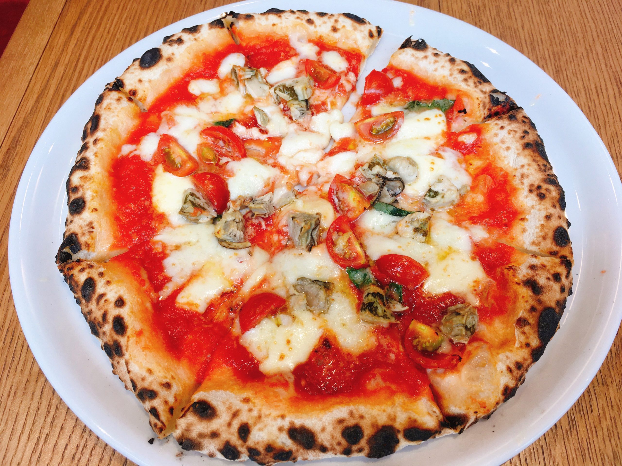 「Ostrea（オストレア）新宿住友ビル店」の「牡蠣とモッツァレラチーズのピザ」の写真
