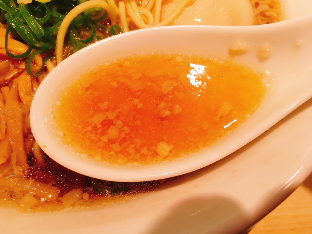 「京都ラーメン森井 新丸子店」の「熟成醤油ラーメン」のスープ