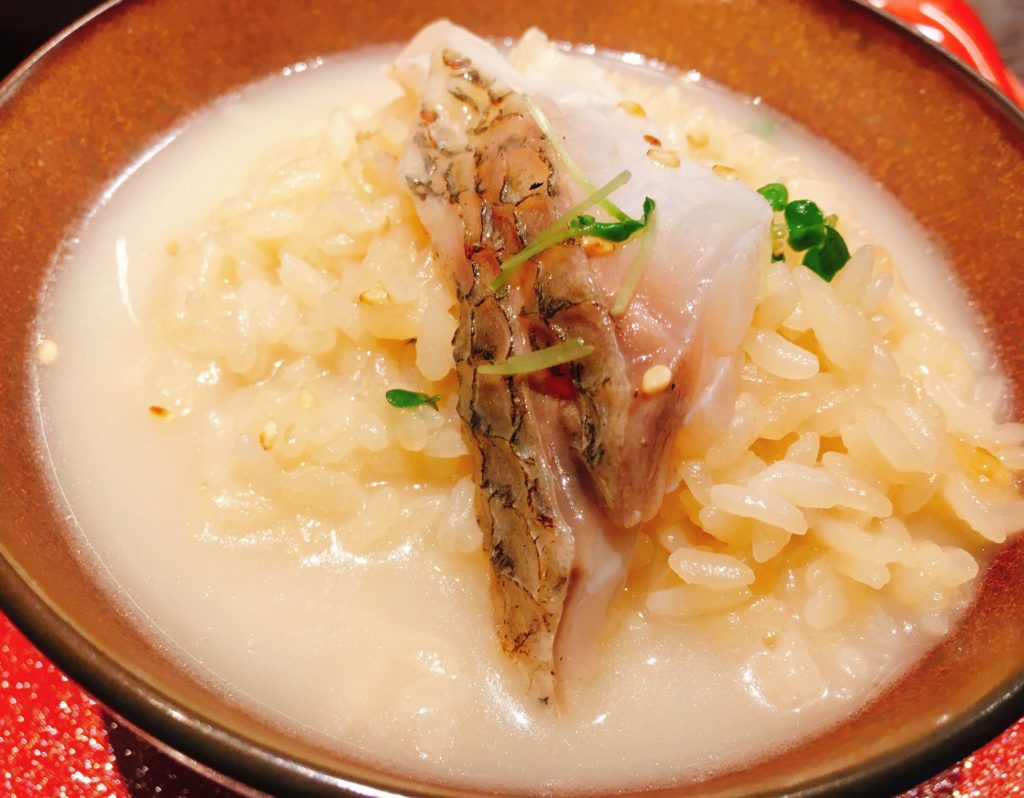 「鯛担麺専門店 恋し鯛」の「鯛めし」に出汁を加えた写真