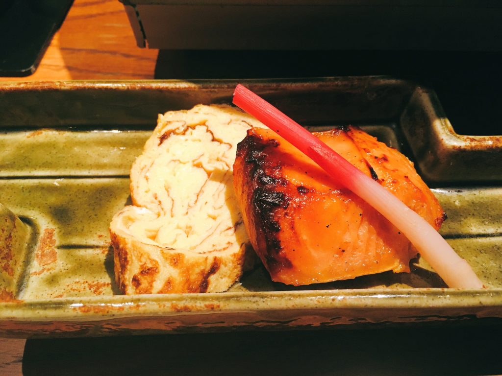 「いかの墨 新宿南口店」の玉子焼きと鮭ハラスの復刻酒粕味噌漬け焼きの写真