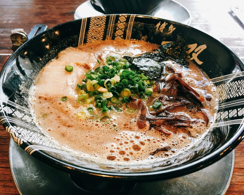 博多の人気店！とんこつラーメン「博多一双 博多駅東本店」 | 庄野くん