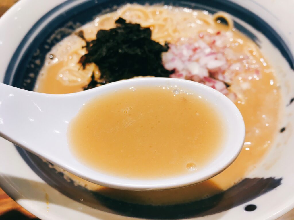 「麺屋 翔 みなと」の真鯛白湯らーめんのスープの写真