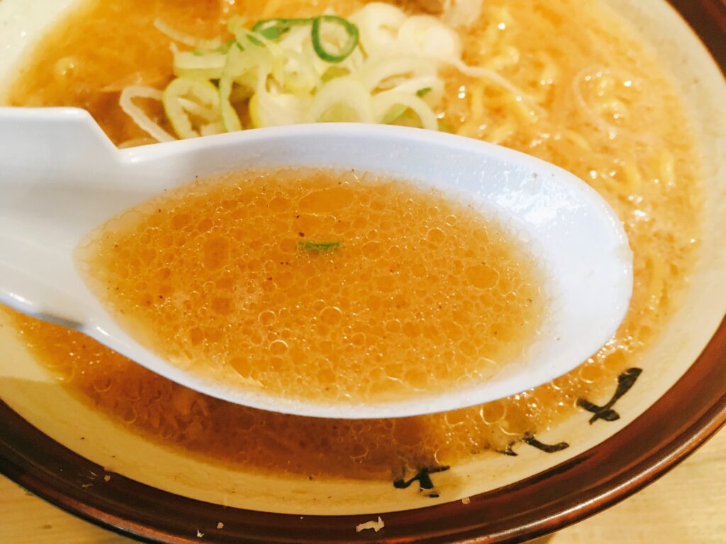 「すみれ 横浜店」の「味噌ラーメン」のスープの写真
