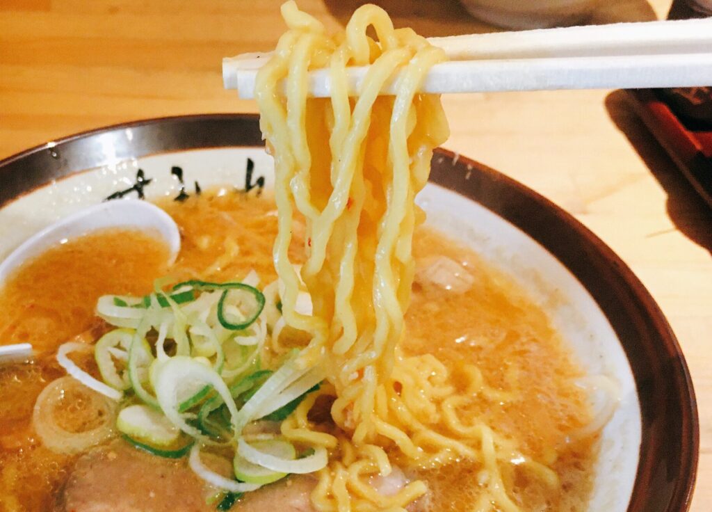 「すみれ 横浜店」の「味噌ラーメン」の麺の写真