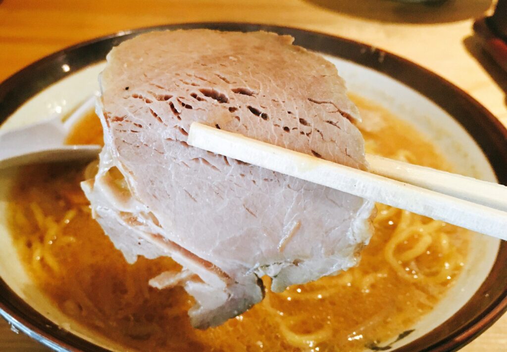「すみれ 横浜店」の「味噌ラーメン」のチャーシューの写真