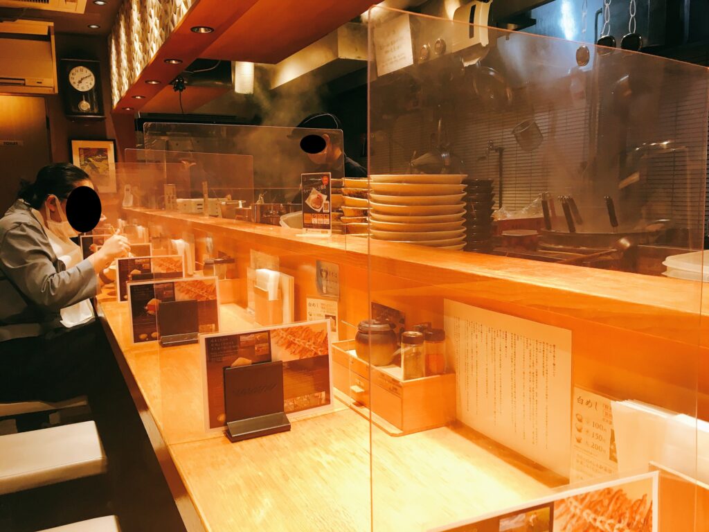 「焼きあご塩らー麺 たかはし 新宿本店」の店内写真