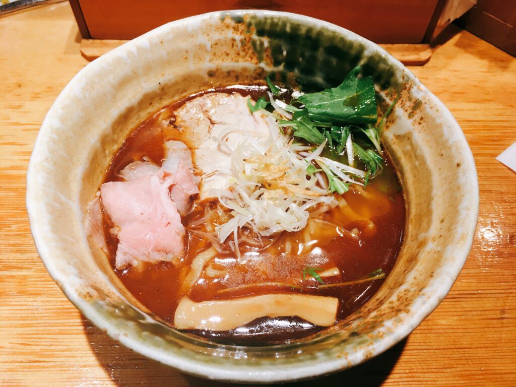 「焼きあご塩らー麺 たかはし 新宿本店」の「焼きあご塩らー麺」の写真