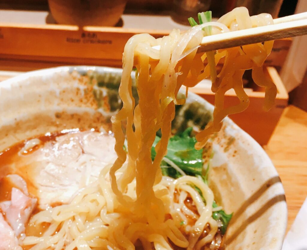 「焼きあご塩らー麺 たかはし 新宿本店」の「焼きあご塩らー麺」の麺の写真