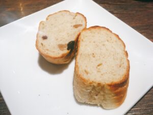 「アクイロット」の「自家製パン」の写真