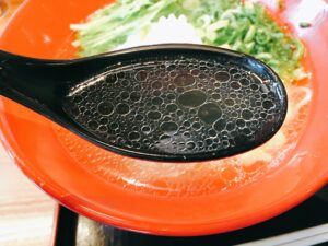 「博多鶏ソバ 華味鳥 新宿三井ビル店」の「華味鳥水炊きラーメン」のスープの写真