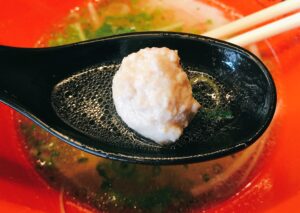 「博多鶏ソバ 華味鳥 新宿三井ビル店」の「華味鳥水炊きラーメン」の鶏団子の写真