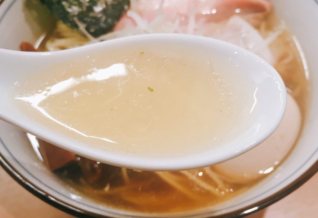 「らぁ麺 くろ渦」の「特製のどぐろそば」のスープの写真