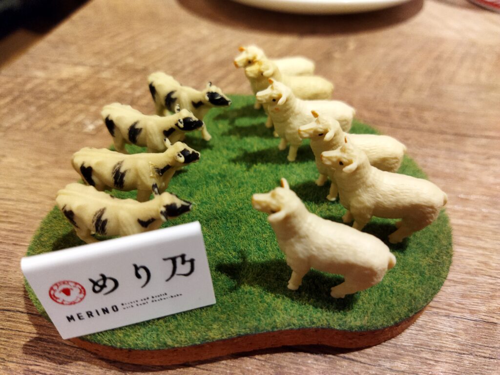 「めり乃 新宿店」の芝生状のコースターの写真