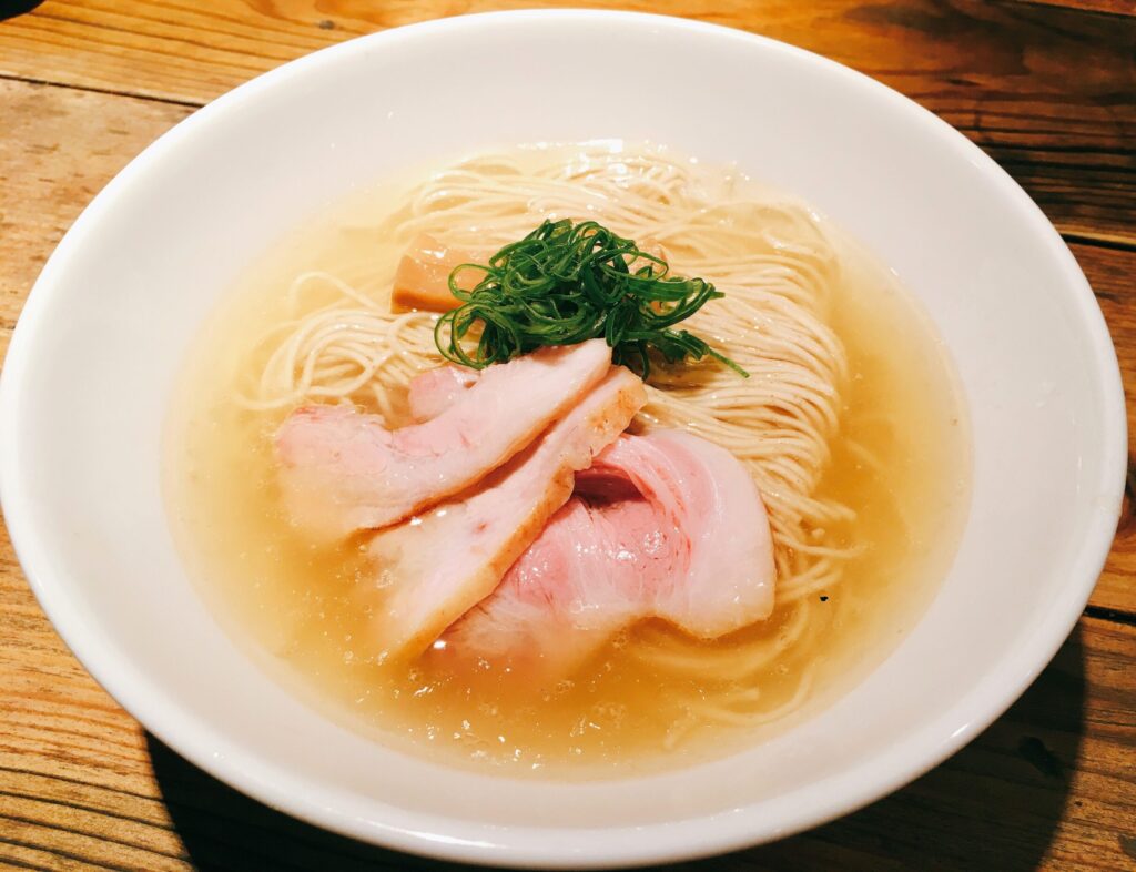 「麺屋 翔 本店」の「軍鶏塩ラーメン」の写真