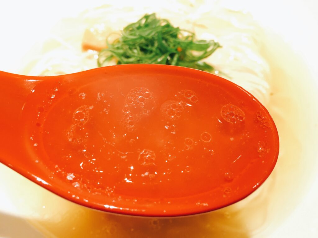 「麺屋 翔 本店」の「軍鶏塩ラーメン」のスープの写真