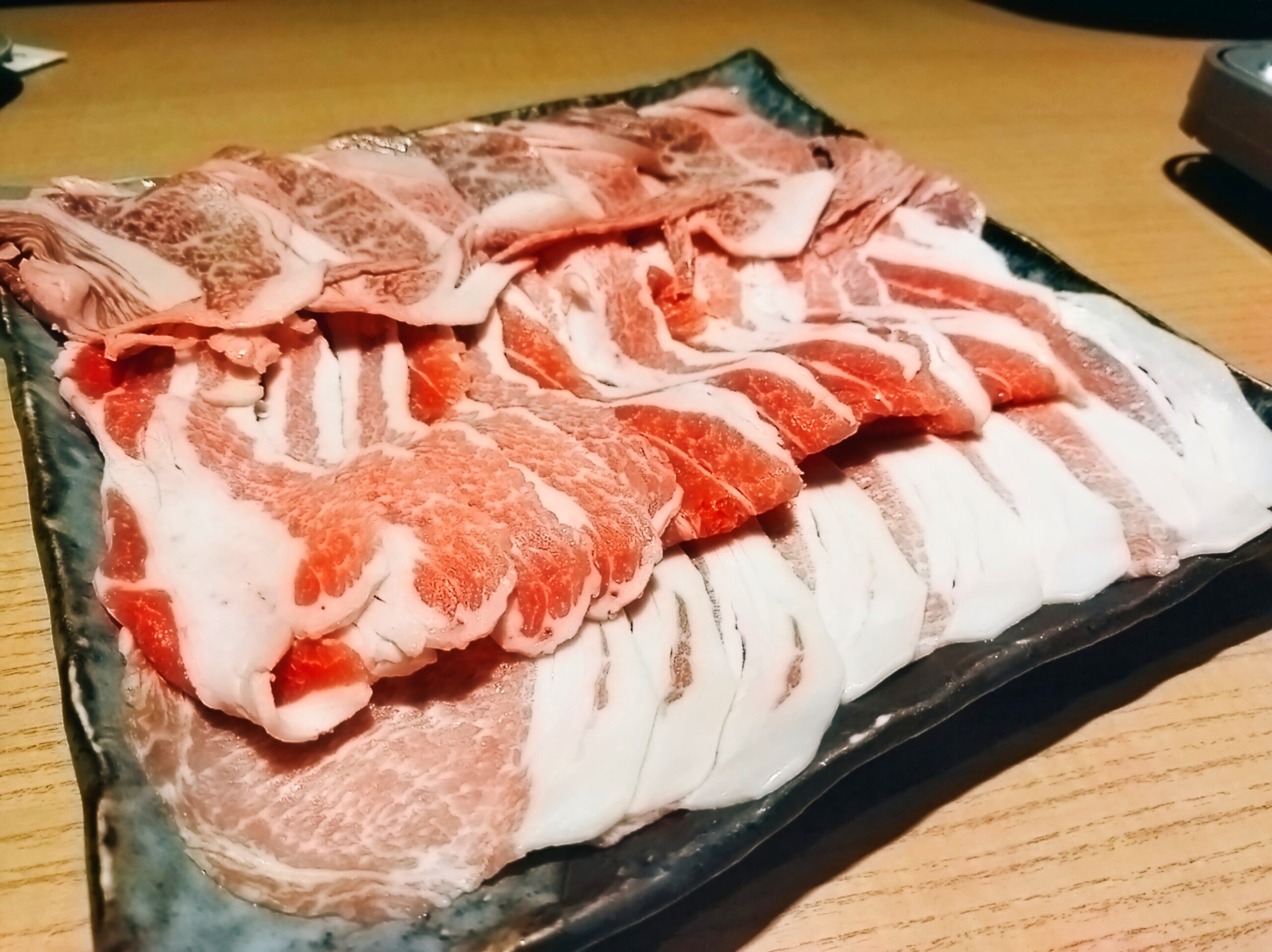 「品川 六献」のしゃぶしゃぶの肉の写真