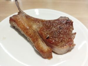 「東京ひつじ食堂 学芸大学店」の「白ひつじ塩そば」のラムチョップの写真