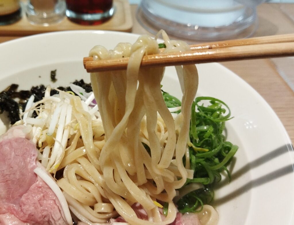 「東京ひつじ食堂 学芸大学店」の「白ひつじ塩そば」の麺の写真