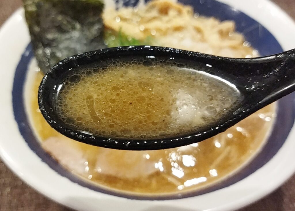 「濃厚煮干しそば 麺匠 濱星 関内店」の「濃厚煮干しそば」のスープの写真