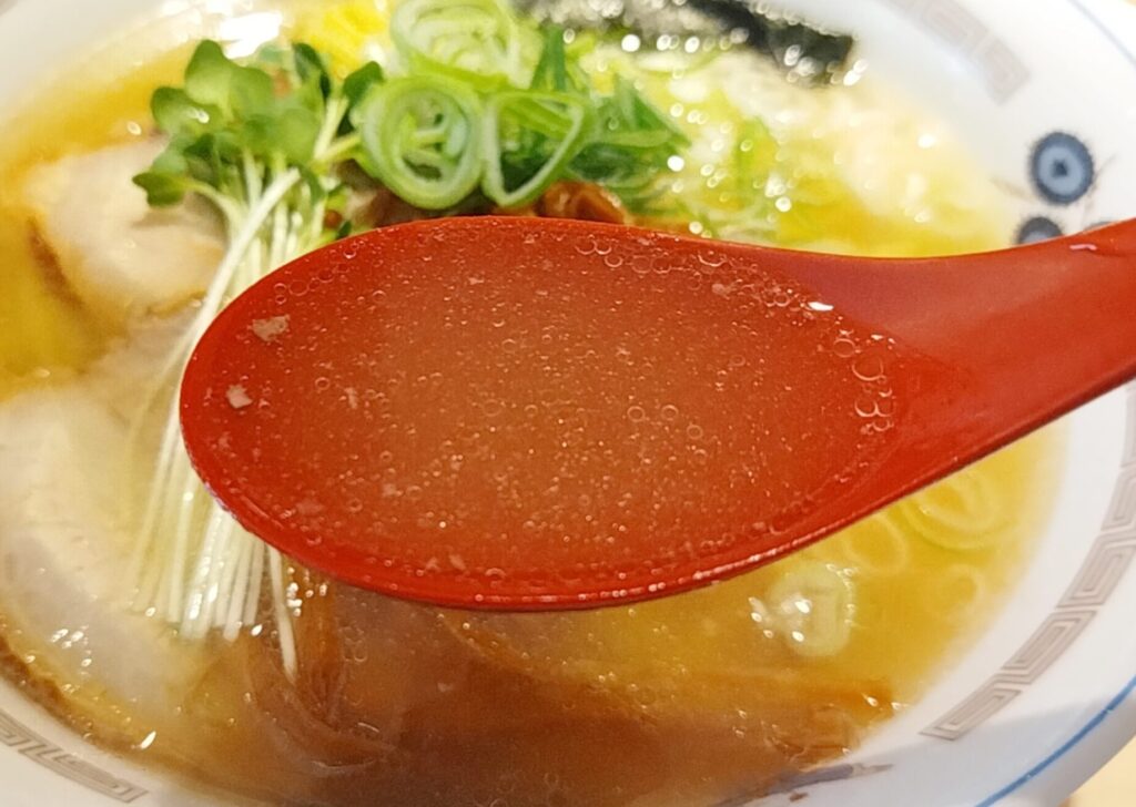 「鮨らぁー麺 釣りきん 本店」の「中華そば」のスープの写真