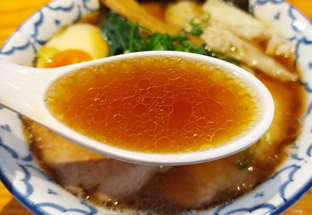 「拉麺 弁ten」の「特製醤油らーめん」のスープの写真