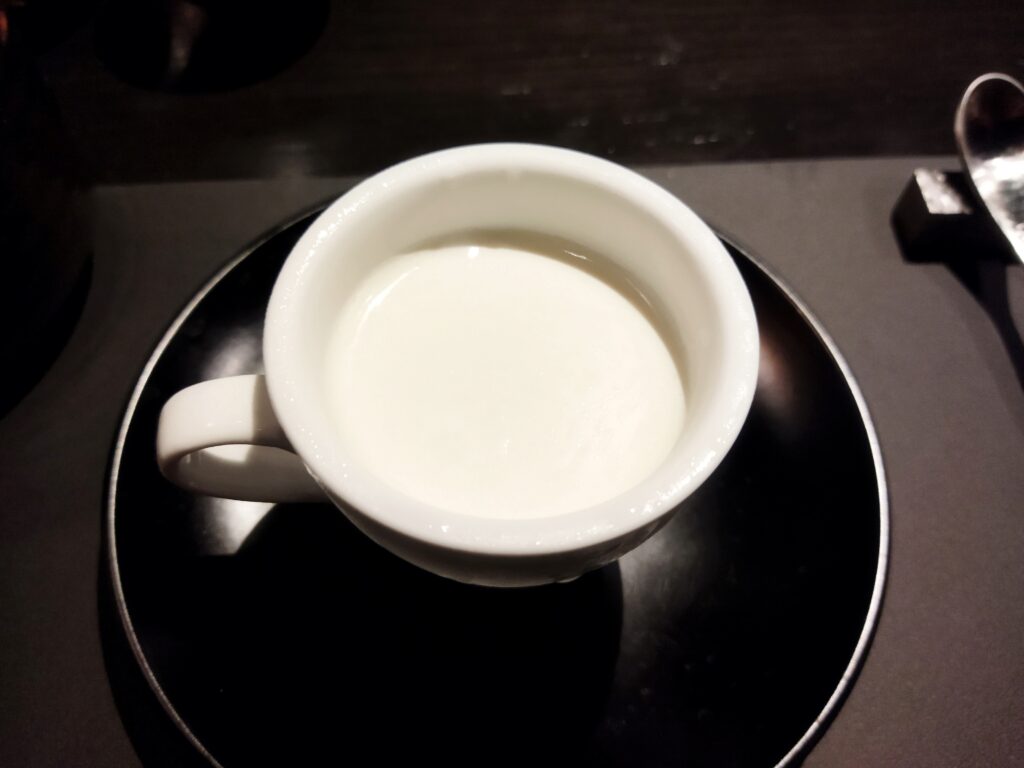 「焼肉 牛印 新宿店」の白いコーヒープリンの写真