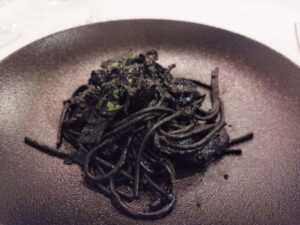 「ラ・テンダロッサ」の「シェフスペシャリテ イカスミのスパゲッティ」の写真