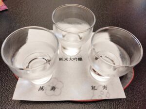 久保田の萬寿、紅寿、純米大吟醸が入ったグラスが並んでいる写真