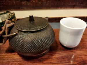 鉄っぽい見た目の器