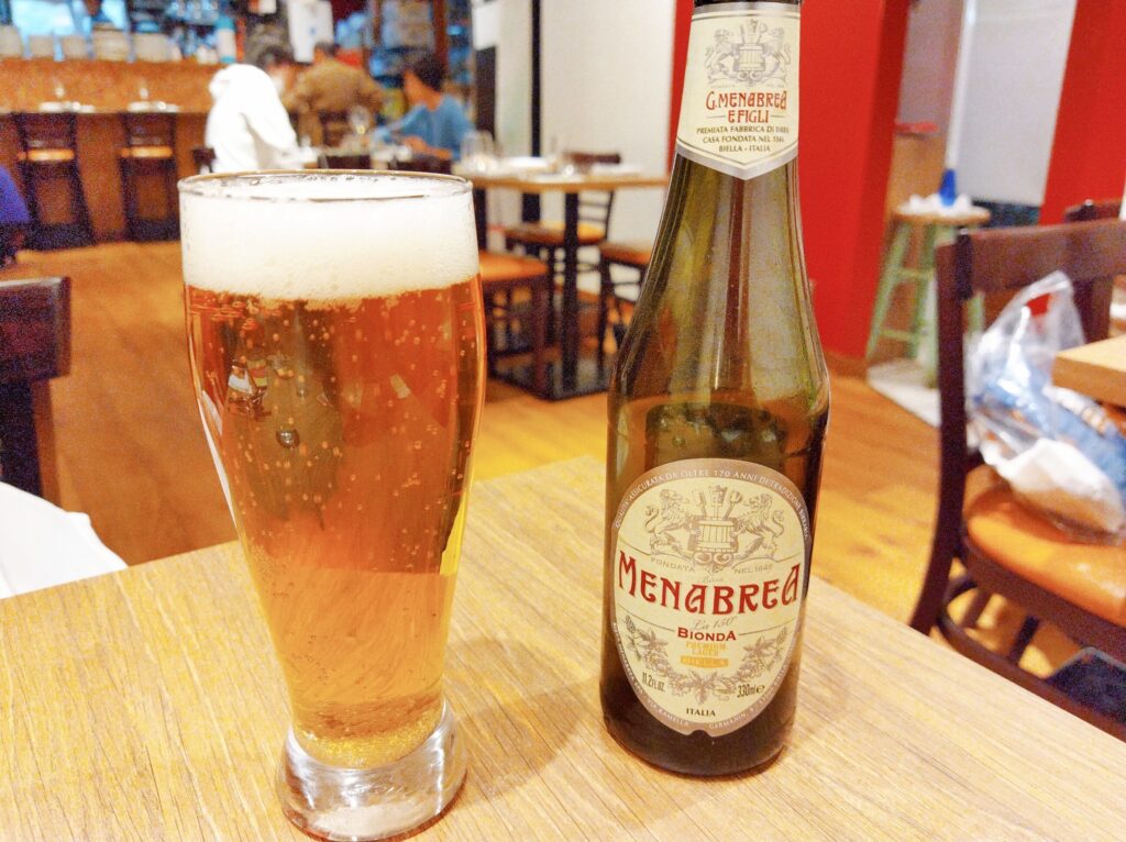 メナブレアの瓶とグラスに入ったビールの写真