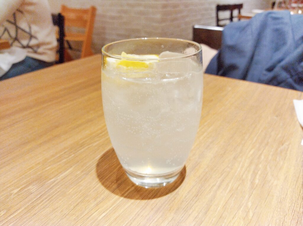 グラスに入ったレモンサワーの写真