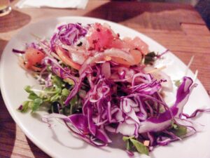 紫キャベツを使ったサラダの写真