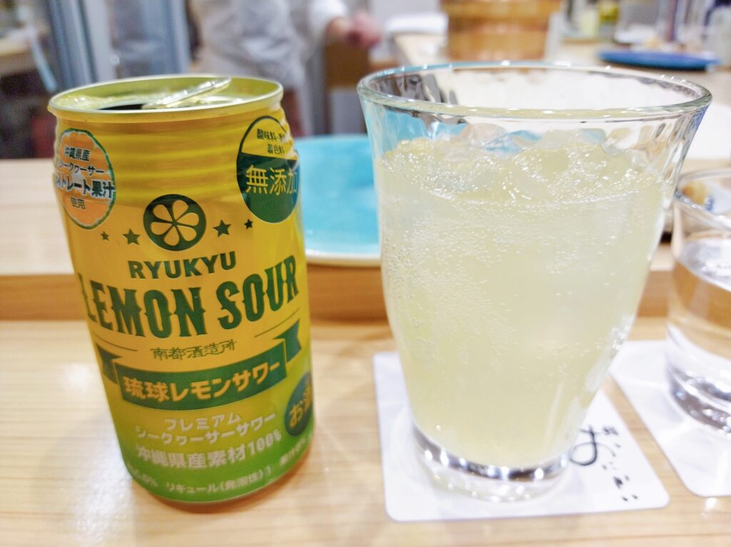琉球レモンサワーの缶と、グラスに注がれたレモンサワーの写真