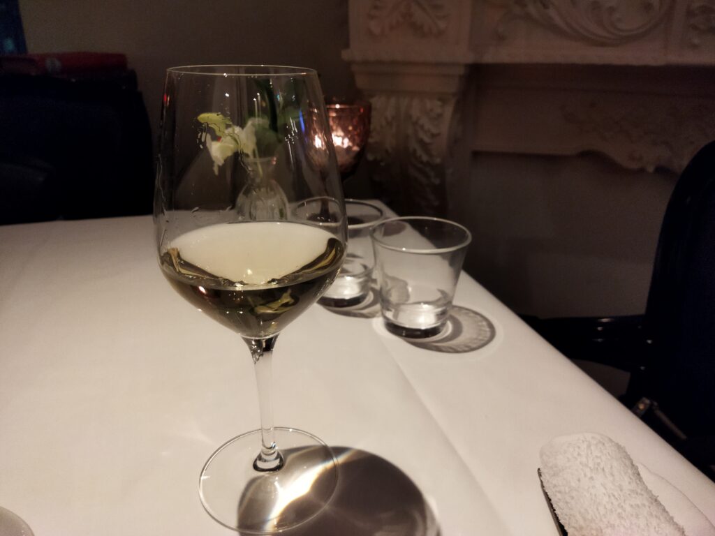 グラスに入った白ワインの写真