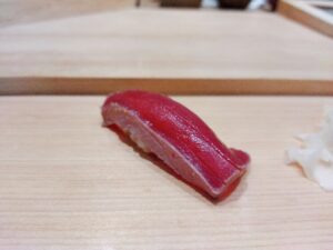 「すし光琳」の漬けマグロのにぎり