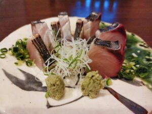 半円状に盛られたさわらのお造り