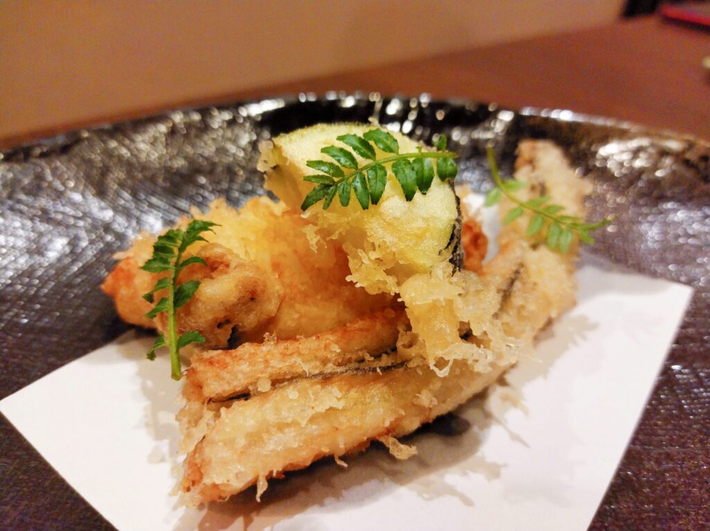 お皿に盛られた穴子とナスの天ぷら