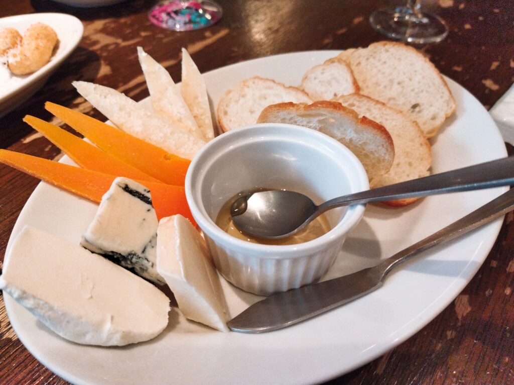 楕円形の白いお皿に乗ったチーズの盛り合わせ