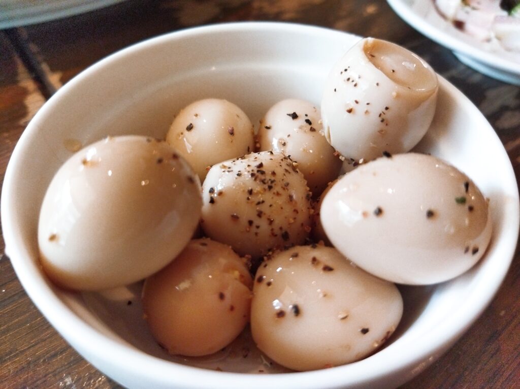 白い小皿に入った燻製ウズラ卵