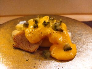 平皿に乗ったホワイトアスパラガス