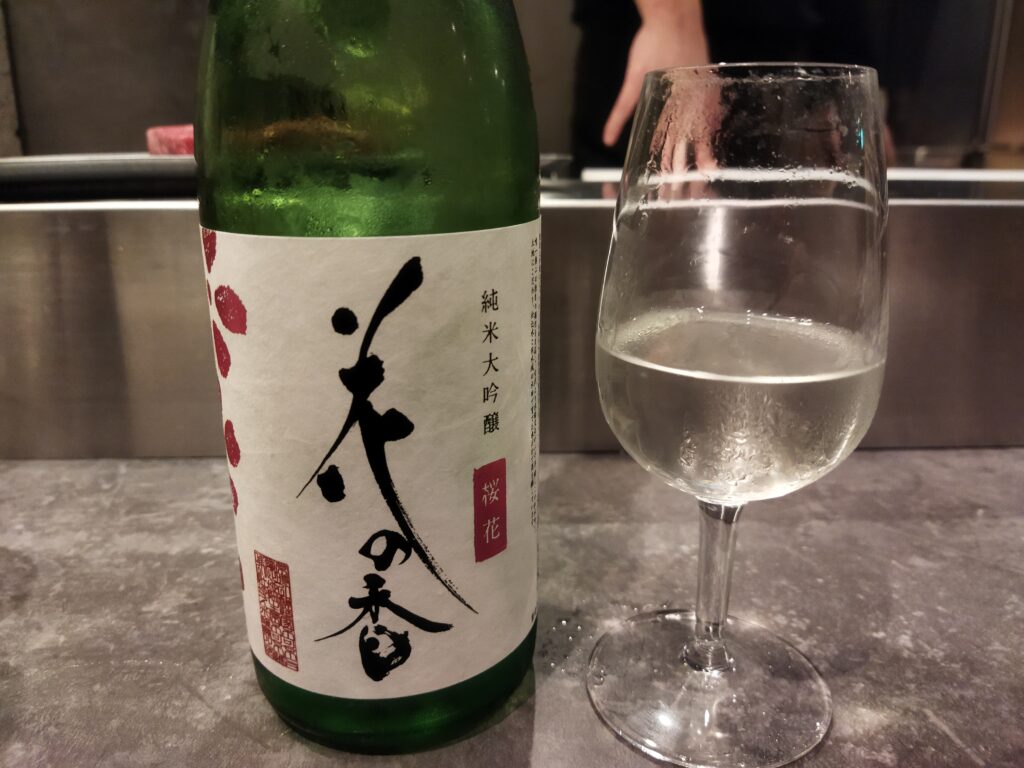グラスに入った日本酒とボトルの写真