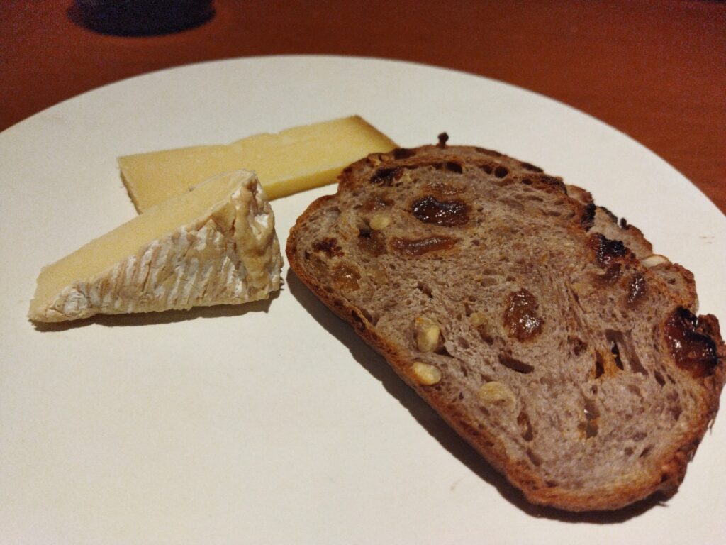 コンテとカマンベールチーズ、薄切りのパンがお皿に載っている