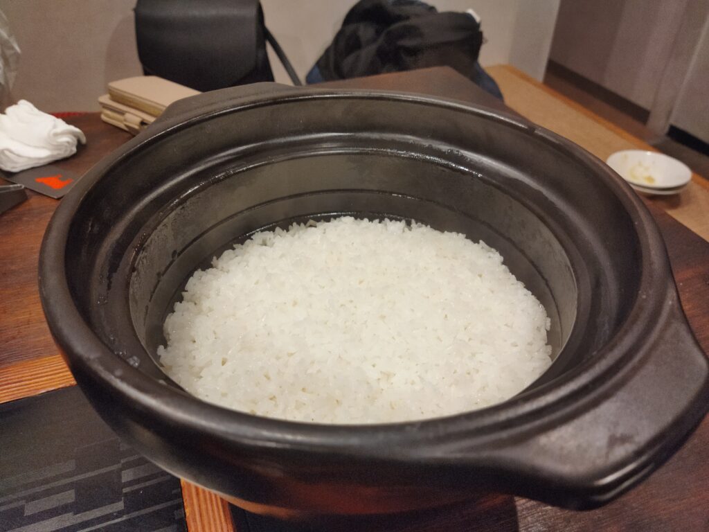土鍋に入った白米