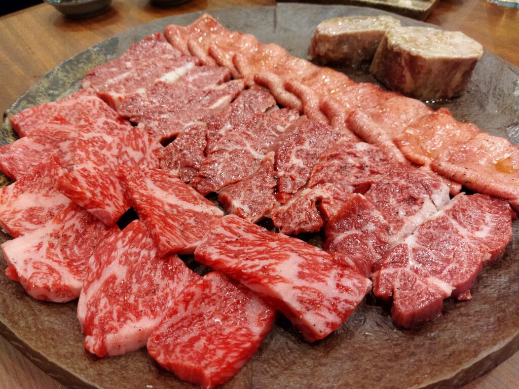 大皿に5種類のお肉が盛り付けられている
