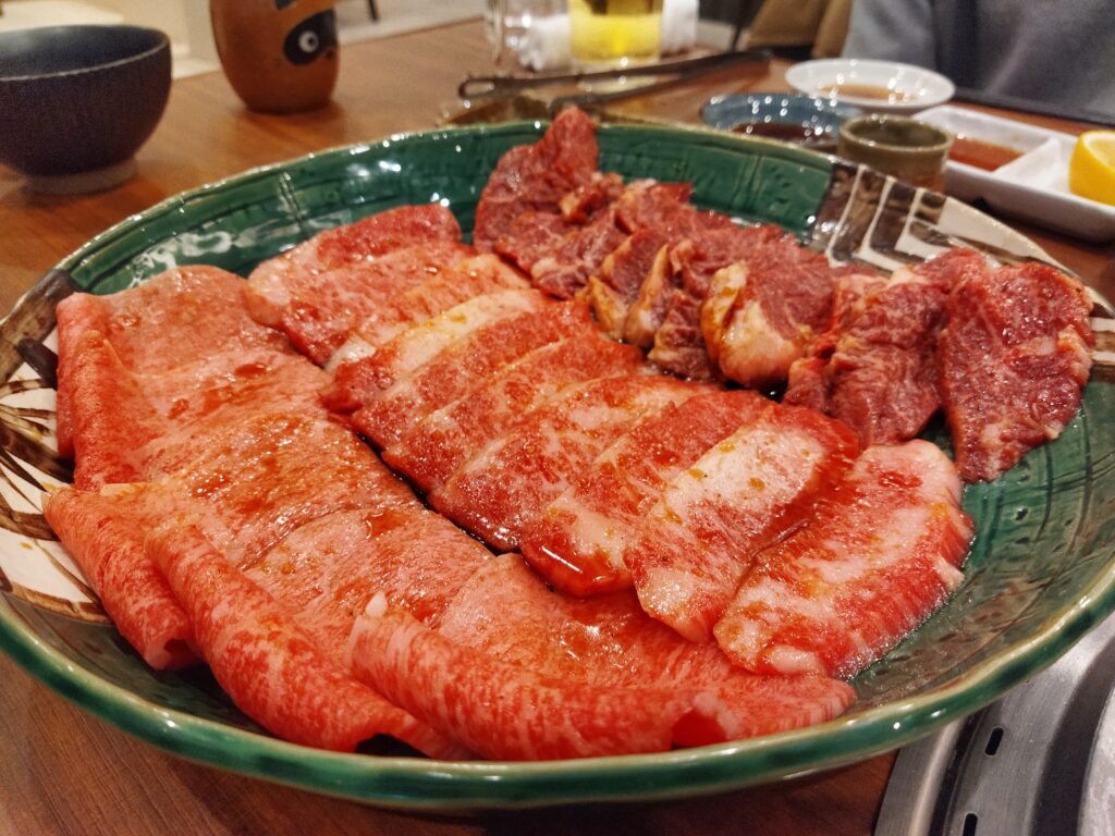 大皿に3種類のお肉が盛り付けられている