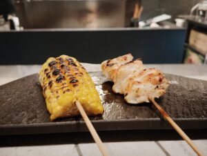 「西麻布 焼鳥 新進気鋭」のとうもろこしとやげん