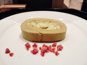 「綱島 うち田」のピスタチオロールケーキ