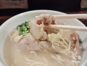 鶏の穴の白鳥らーめんの食べごたえある鶏チャーシュー