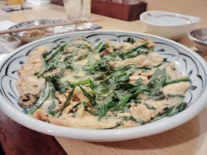 福岡市中央区・赤坂の「もつ繁」のもつのニラ玉