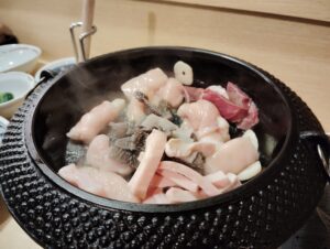 福岡市中央区・赤坂の「もつ繁」のもつのすき焼き